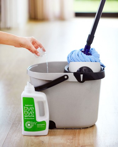 Añade el aditivo al cubo de fregar y neutraliza los olores del suelo