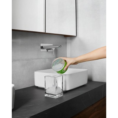 Coloca el gel en un recipiente y decora mientras neutraliza los olores