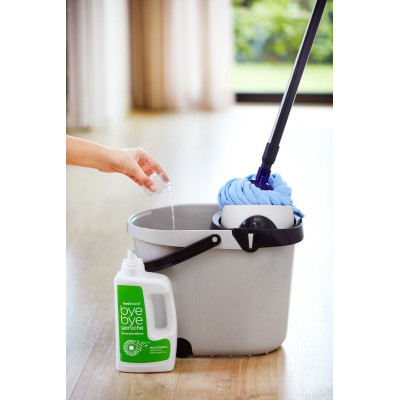 Añade el aditivo al cubo de fregar y neutraliza olores los olores del suelo