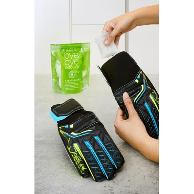 Coloca los saquitos de perlas en el material deportivo y absorbe los olores desagradables