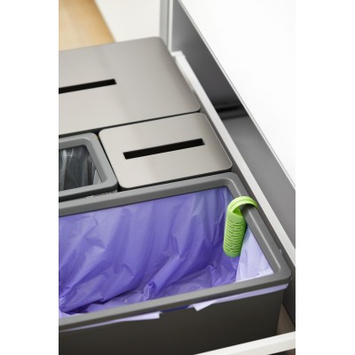 Coloca el clip neutralizador de olores en la basura