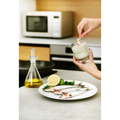 Enciende vela al lado de comida preparada