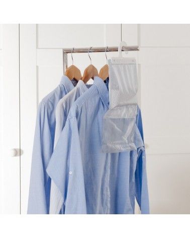 Deshumidificador triple acción: absorbe la humedad, protege la ropa y ambienta con aroma a lavanda.